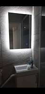 1-bed Apartment With Private hot Tub, Sauna & gym