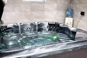 1-bed Apartment With Private hot Tub, Sauna & gym