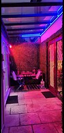 1-bed Apartment With Private hot Tub, Sauna & gym