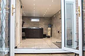 1-bed Apartment With Private hot Tub, Sauna & gym