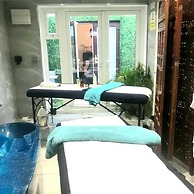 1-bed Apartment With Private hot Tub, Sauna & gym