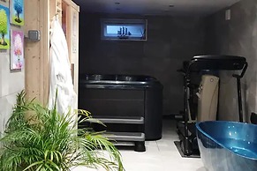 1-bed Apartment With Private hot Tub, Sauna & gym