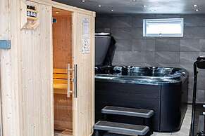 1-bed Apartment With Private hot Tub, Sauna & gym