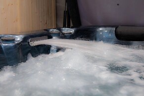1-bed Apartment With Private hot Tub, Sauna & gym