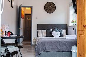 1-bed Apartment With Private hot Tub, Sauna & gym