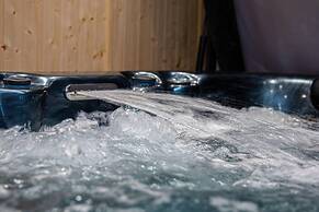 1-bed Apartment With Private hot Tub, Sauna & gym