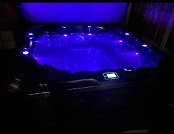 1-bed Apartment With Private hot Tub, Sauna & gym