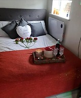 1-bed Apartment With Private hot Tub, Sauna & gym