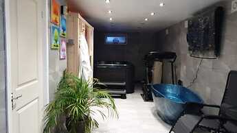 1-bed Apartment With Private hot Tub, Sauna & gym