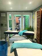 1-bed Apartment With Private hot Tub, Sauna & gym