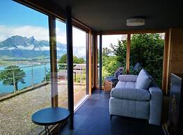 Chalet With Panoramic Views of the Mountains of the Oberland and Lake