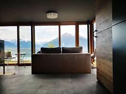 Chalet With Panoramic Views of the Mountains of the Oberland and Lake