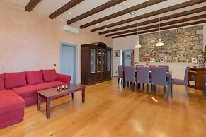 Holiday House in Pula 30 m From the sea