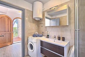 Holiday House in Pula 30 m From the sea