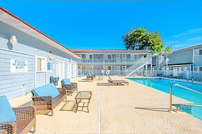 Oak Shores Studio 13