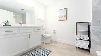 Harbourtown Suites Luxury Condo