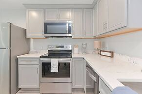 Harbourtown Suites Luxury Condo