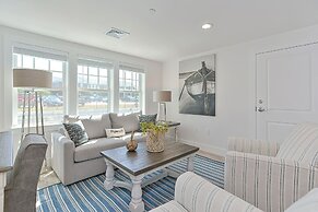 Harbourtown Suites Luxury Condo