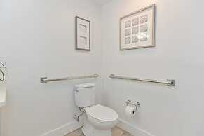 Harbourtown Suites Luxury Condo