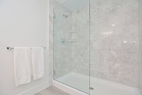 Harbourtown Suites Luxury Condo