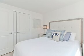 Harbourtown Suites Luxury Condo