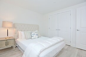 Harbourtown Suites Luxury Condo