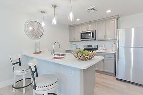 Harbourtown Suites Luxury Condo