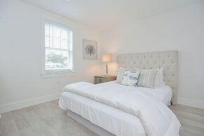 Harbourtown Suites Luxury Condo