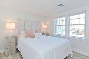 Harbourtown Suites Luxury Condo