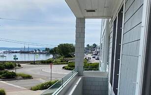 Harbourtown Suites Luxury Condo