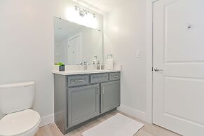 Harbourtown Suites Luxury Condo