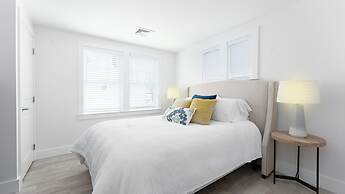 Harbourtown Suites Luxury Condo