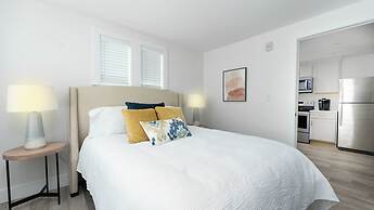 Harbourtown Suites Luxury Condo