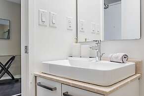 The Bay Suites - Entertainment Dist