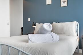 The Bay Suites - Entertainment Dist