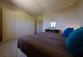 Tenuta con due Abitazioni Indipendenti e Piscina