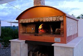 Tenuta con due Abitazioni Indipendenti e Piscina