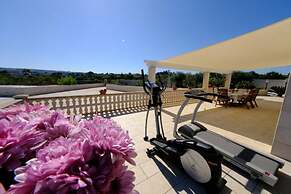 Tenuta con due Abitazioni Indipendenti e Piscina