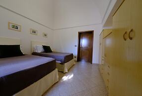 Tenuta con due Abitazioni Indipendenti e Piscina