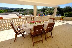 Tenuta con due Abitazioni Indipendenti e Piscina