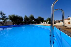 Tenuta con due Abitazioni Indipendenti e Piscina