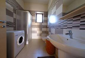 Tenuta con due Abitazioni Indipendenti e Piscina