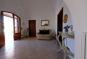 Tenuta con due Abitazioni Indipendenti e Piscina