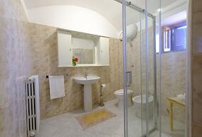 Tenuta con due Abitazioni Indipendenti e Piscina