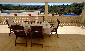 Tenuta con due Abitazioni Indipendenti e Piscina