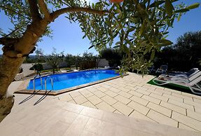 Tenuta con due Abitazioni Indipendenti e Piscina