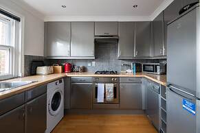 Pleasant Putney Home Close to the Tube Station by Underthedoormat