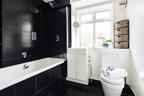 Bright and Spacious Philbeach Garden Apartment