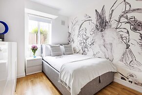 Bright and Spacious Philbeach Garden Apartment