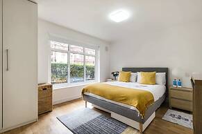 Bright and Spacious Philbeach Garden Apartment